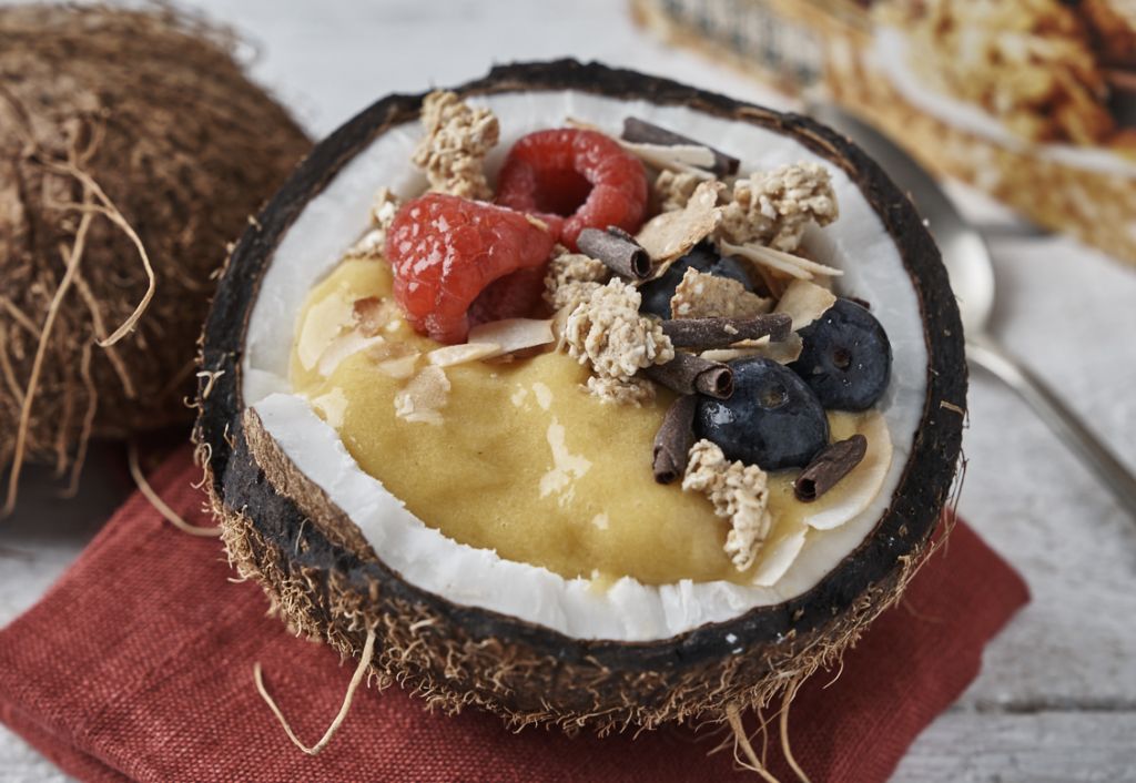 Crema de mango y plátano con avena y granolas