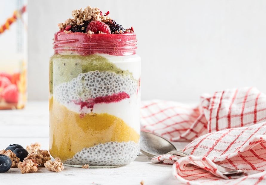 Pudding de chía con puré de frutas y muesli
