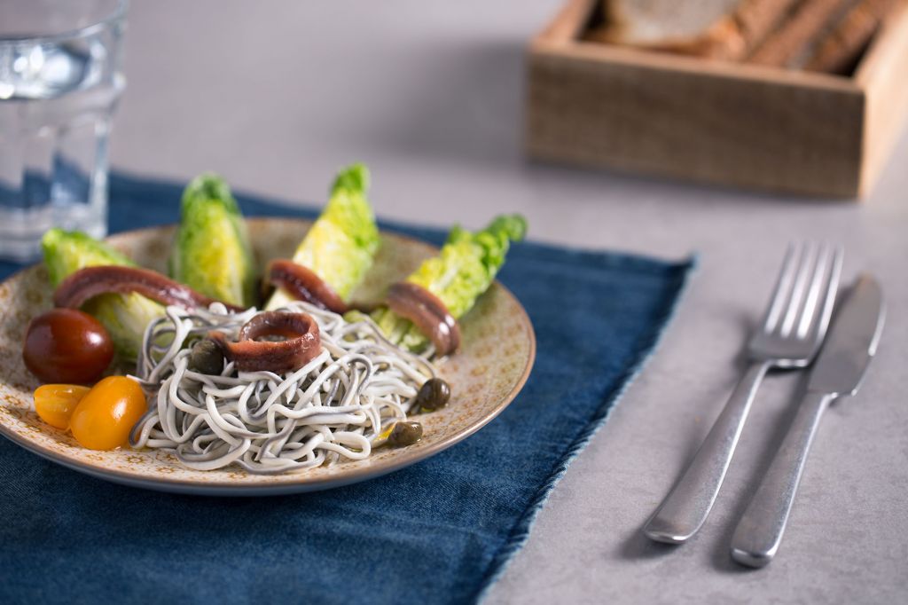 Ensalada de gulas con anchoas