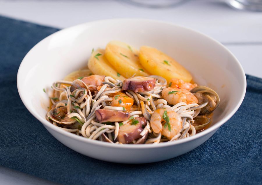 Cazuela de pulpo con gulas, almejas y langostinos