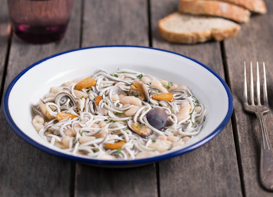 Fabes con almejas y gulas