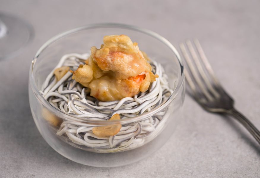 Gulas con salsa agridulce y gambones en gabardina