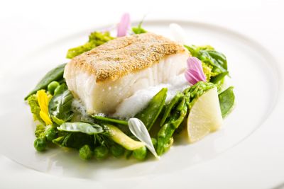 Halibut con aceite de limón, ajo y berro salteado