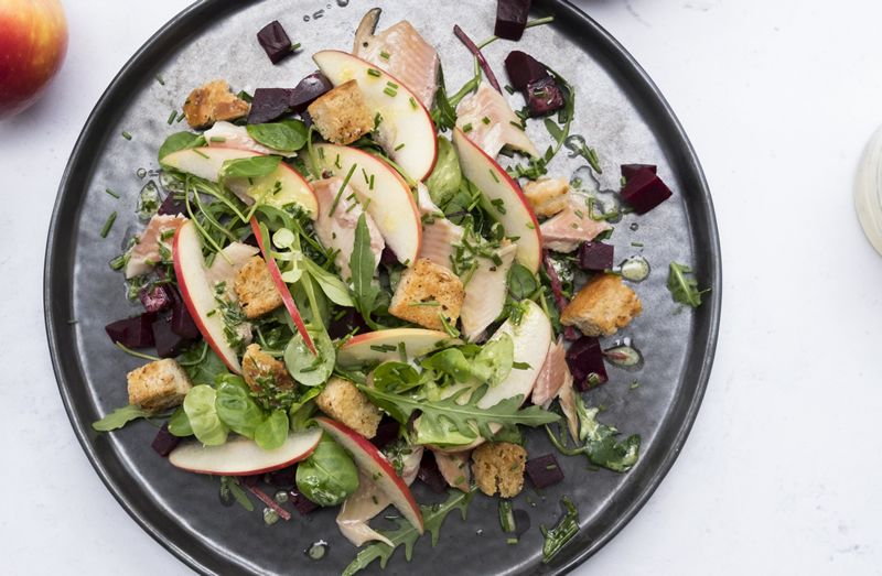 Ensalada de remolacha con manzana y trucha ahumada