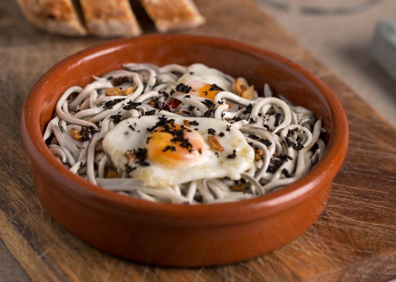 Gulas con trufa y huevos de codorniz