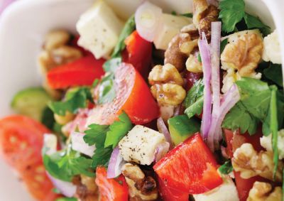 Ensalada griega con nueces