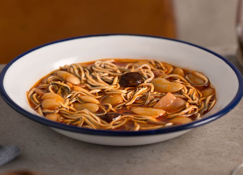 Judiones con gulas estilo tradicional