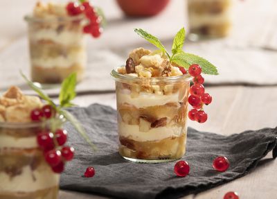 Vasitos de strudel de manzana con crumble de canela