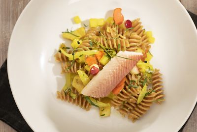 Pasta de espelta integral con manzanas, cebollas, cúrcuma y trucha ahumada