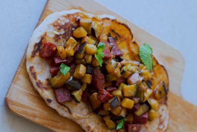 Pan exprés con berenjena y chorizo al aroma de hierbabuena