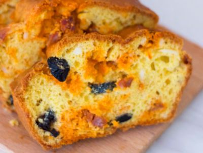 Cake salado de queso, chorizo y olivas negras