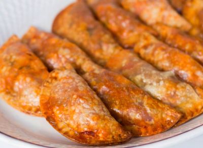 Empanadillas al horno de chorizo y huevo al aroma de cilantro