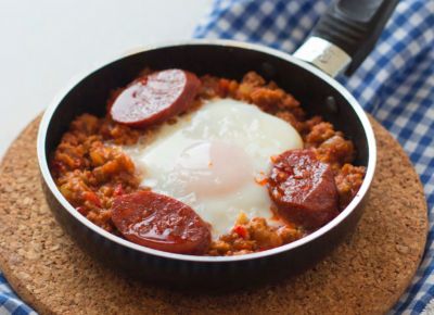 Huevos al plato con tomate y chorizo