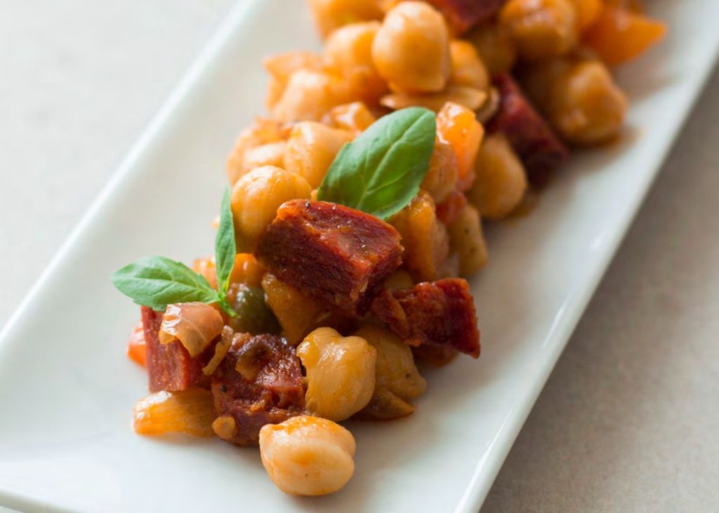 Garbanzos salteados con chorizo y albahaca