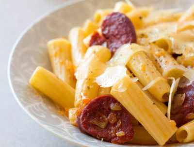Rigatoni salteados con chorizo y queso curado