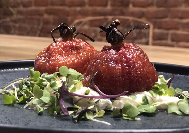 Tomates semisecos sobre queso de burrata