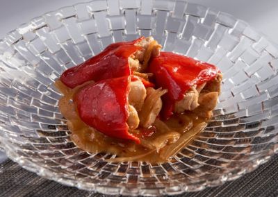 Pimientos del piquillo rellenos de conejo encebollado