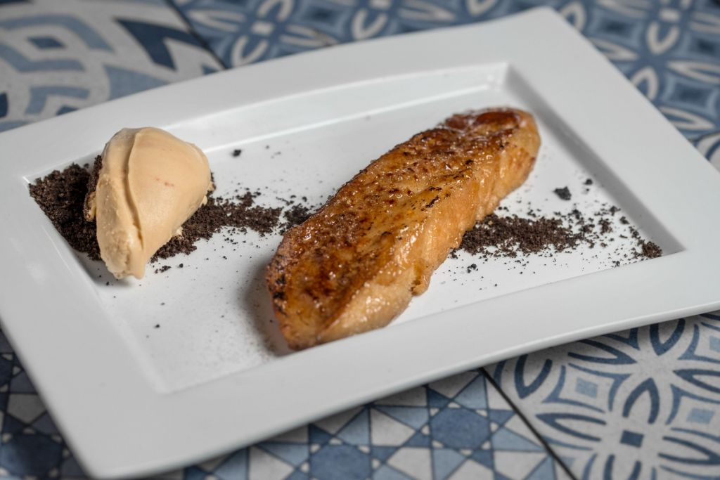 Torrija de baileys con helado de galleta