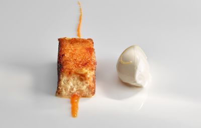 Torrijas caramelizadas al ron con helado