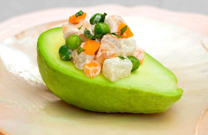 Aguacates rellenos de verduras y pollo