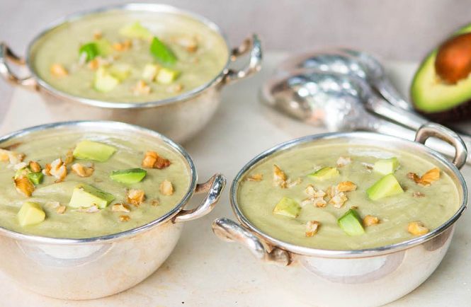 Sopa de alcachofas y aguacate