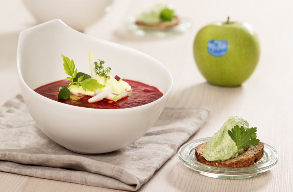Sopa de manzanas y remolacha con yogur a la cúrcuma
