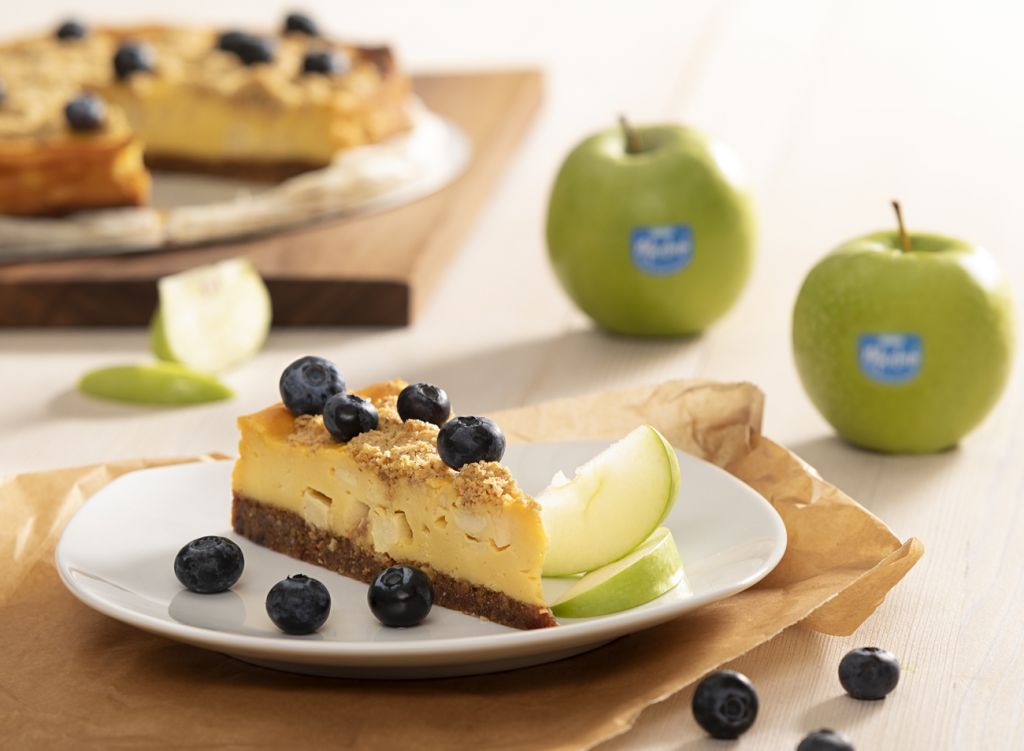 Tarta de queso con manzanas, crumble de copos de avena y arándanos