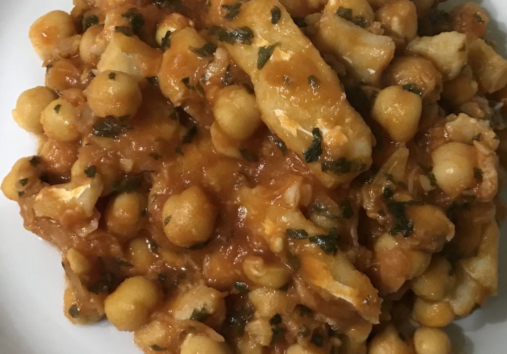 Garbanzos con bacalao y tomate