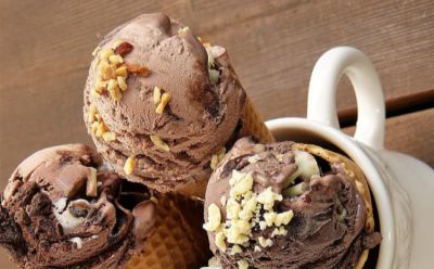 Helado de chocolate y nueces sin azúcar