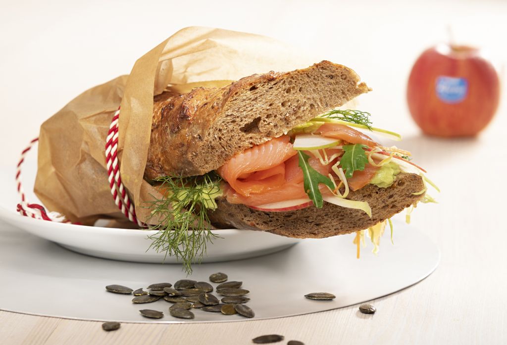 Bocadillo vegetal con salmón ahumado