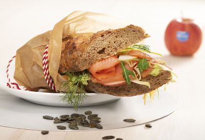 Bocadillo vegetal con salmón ahumado