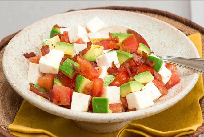 Ensalada de aguacate con queso fresco y bacon crujiente