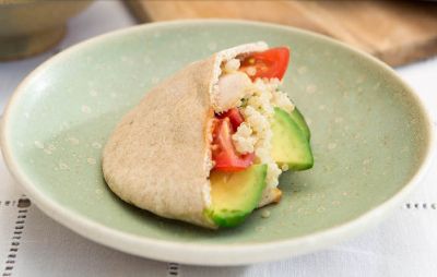 Kebab casero integral de pollo con aguacate y quinoa