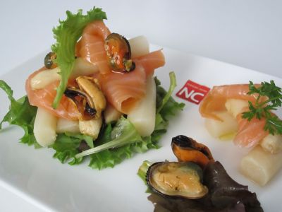 Ensalada de espárragos con salmón y mejillones