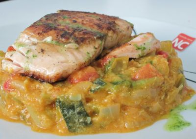 Salmón a la plancha sobre pisto con huevo