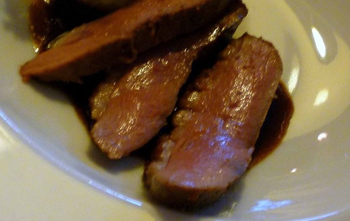 Magret de pato con manzanas y ciruelas