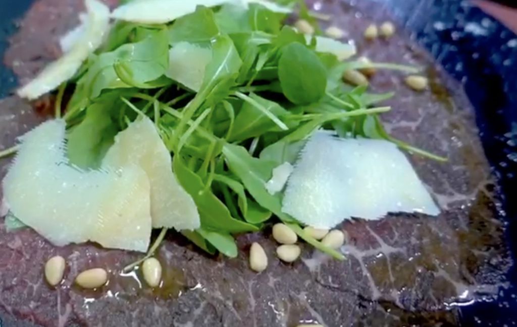 Carpaccio de ternera con rúcula, piñones y parmesano