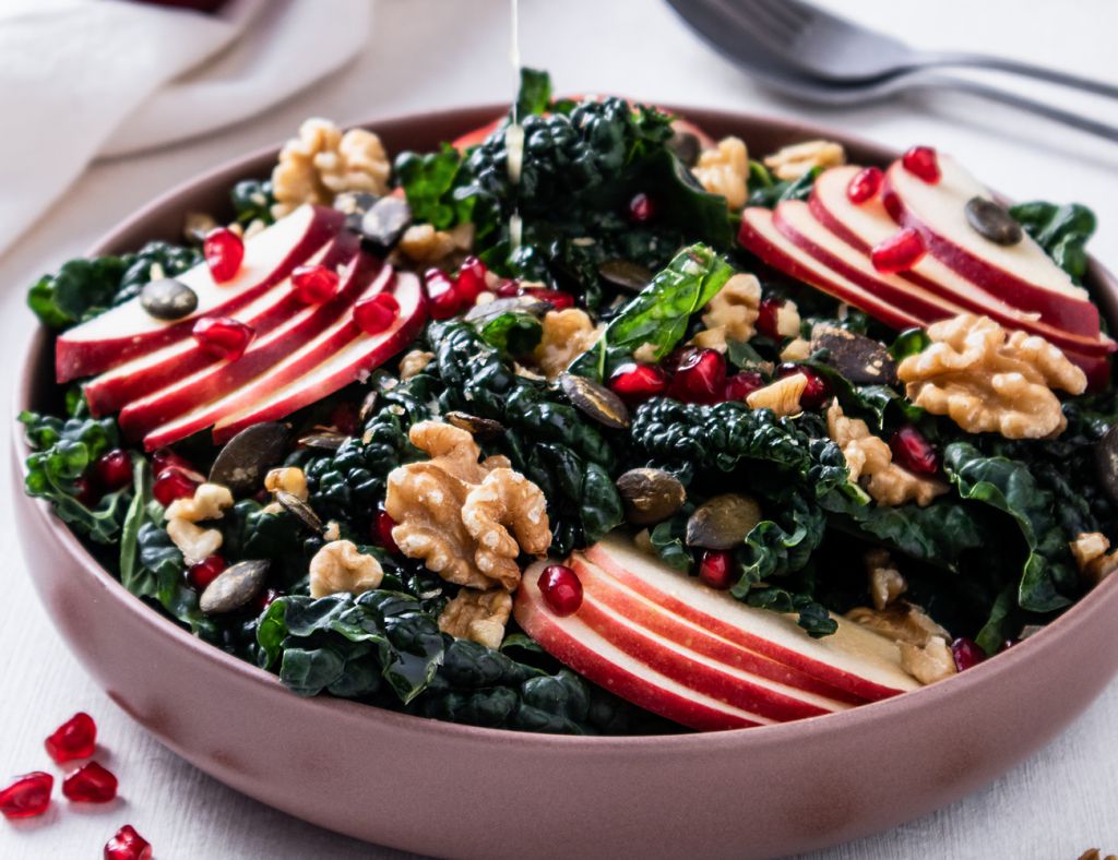 Ensalada de col con manzanas, nueces y granada