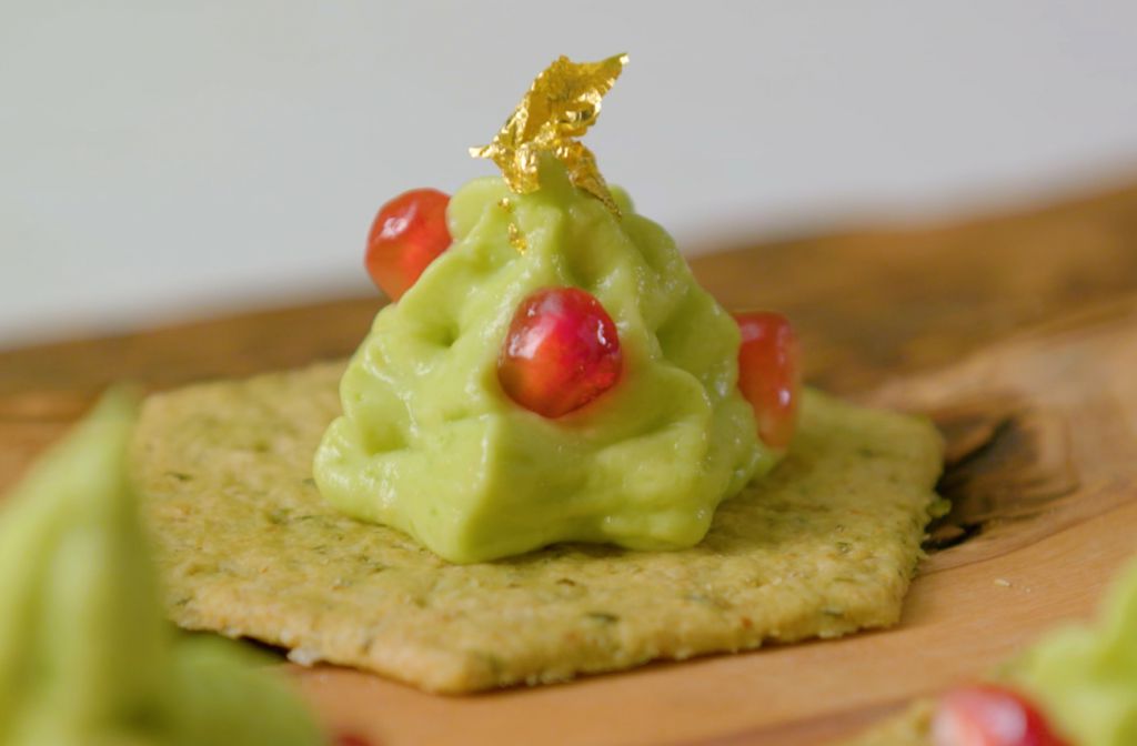Canapés de aguacate navideños