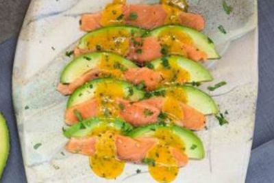 Aguacates con salmón ahumado al toque picante