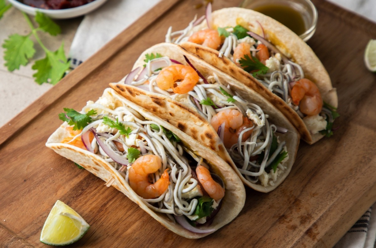 Tacos de gulas y gambas con salsa de tamarindo y chipotle