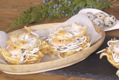 Nidos de patata con gulas, langostinos y huevos de codorniz