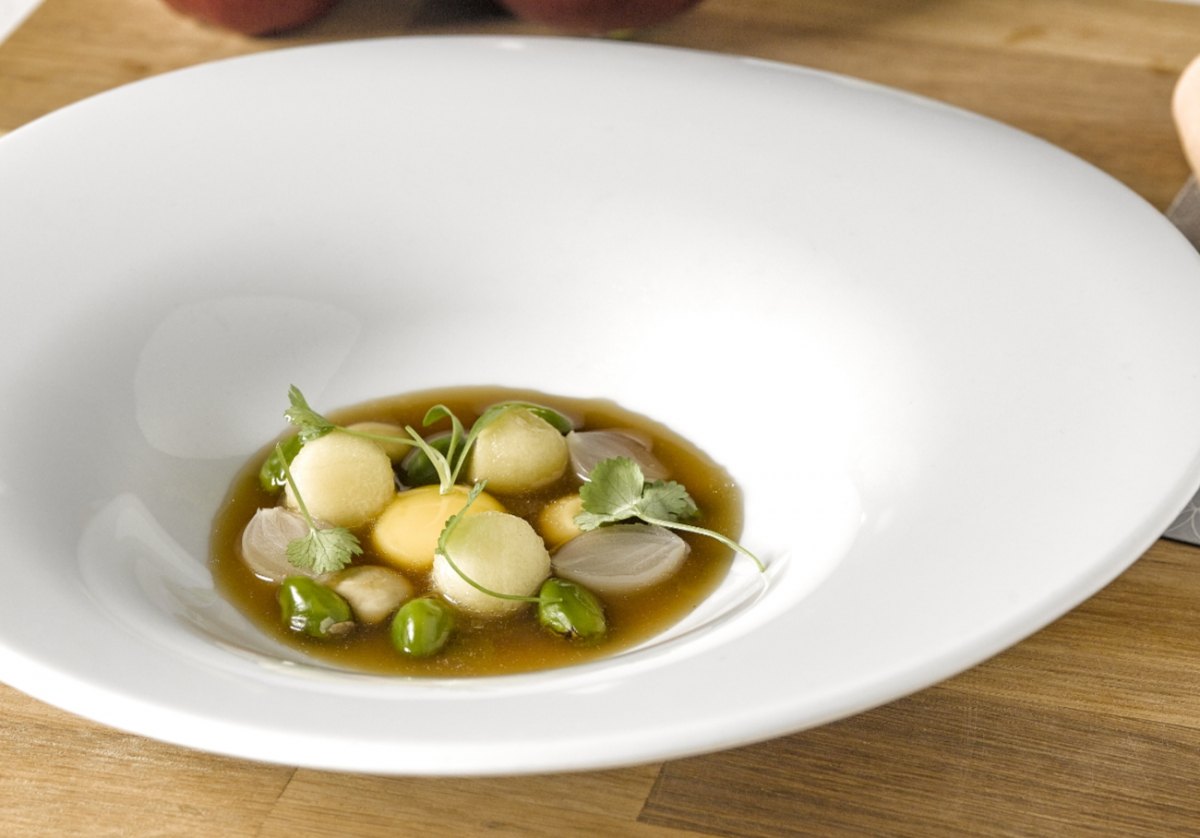 Consomé de caza con manzana y frutos secos