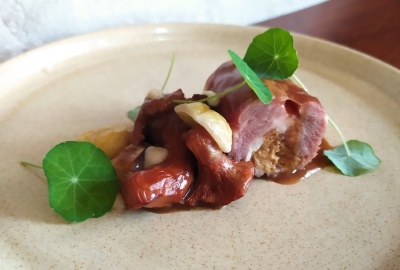 Lomo de cordero relleno de castañas y setas