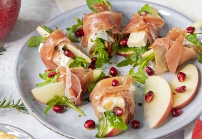 Rollitos de jamón con manzana, queso brie, granada y rúcula