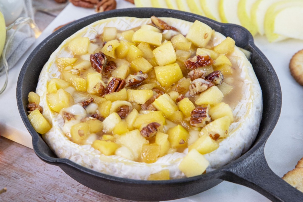 Queso al horno con manzanas caramelizadas y nueces