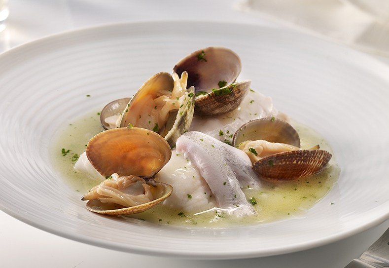 Merluza en salsa verde con almejas