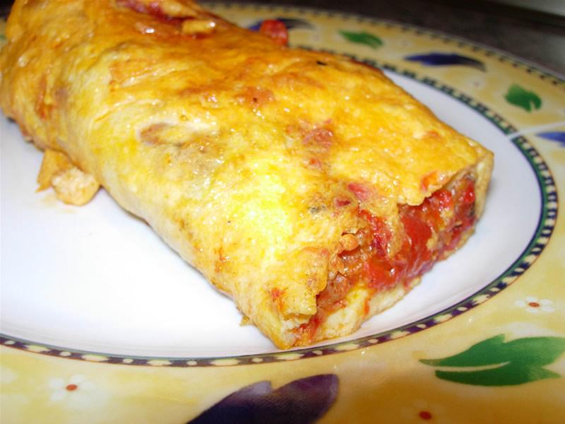 Tortilla rellena de pimientos y gambas