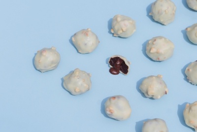 Bombones de chocolate con frambuesas al ron