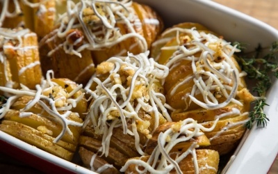 Patatas hasselback con gulas y salsa de yogur